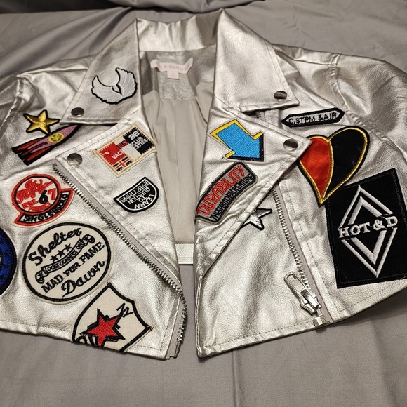 Hot & Delicious Silver Faux Leather Moto Biker Jacket with Patches Size Small - Picture 6 of 7